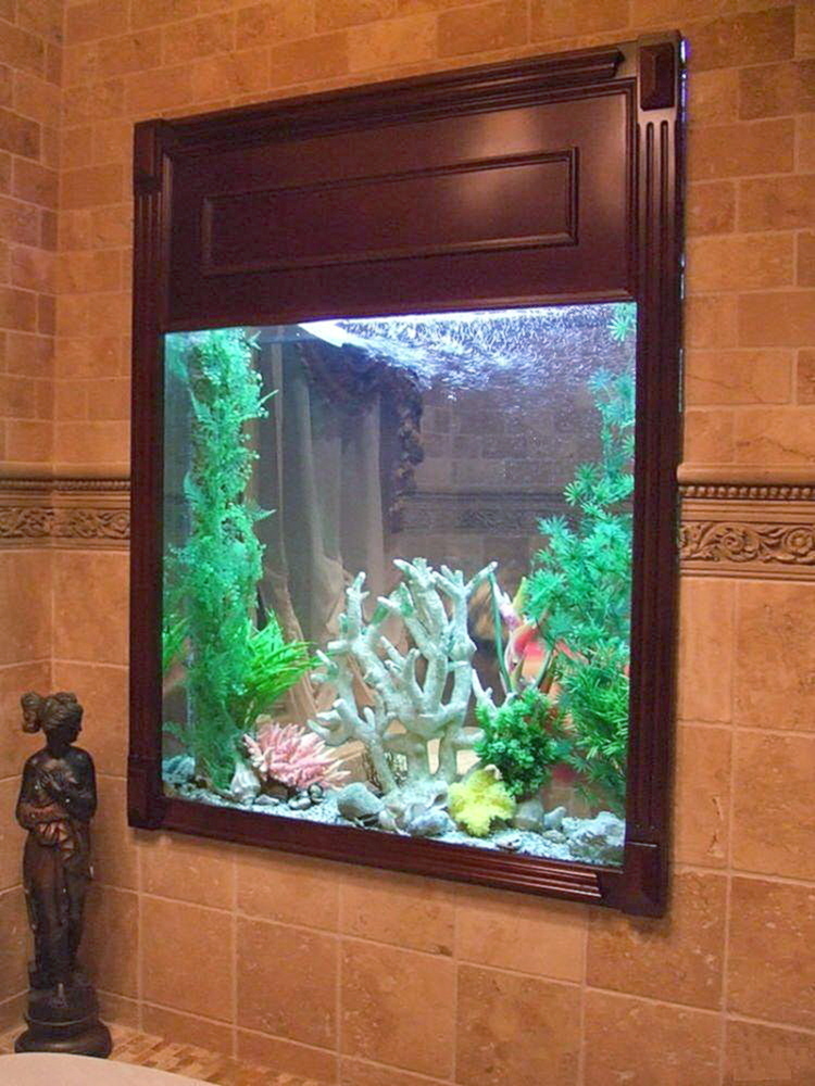 Большой аквариум в стене