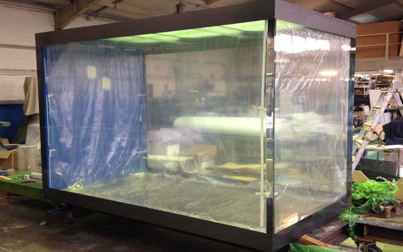 Акриловый аквариум в мастерской